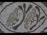 03944 ostia - regio i - insula iv - casa di bacco fanciullo (i,iv,3) - mosaik im hof - 2. detail unten li - 2016.jpg